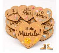 Set de regalo para recién nacido y cumple mes bebé. Tarjetas placas fichas de madera forma de corazón grabado doble cara. Regalo original mamá embarazada padres primerizos bebé niño y niña