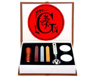 Set de Sellos de Cera, ANBOSE Kit de sello de cera de letras que incluye 1 sello de cobre con mango de madera, 3 barras de sello de cera, 1 cuchara para fundir y 2 velas blancas （G)