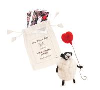 Sew Heart Felt | Oveja de oveja tejida a mano con globo de corazón | Decoración del hogar de lana orgánica | Adorno de animal de felpa de comercio justo | Regalo para cualquier ocasión | Perfecto para