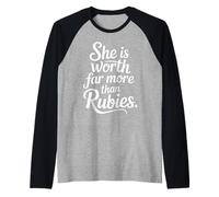 She Is Worth Far More Than Rubies Mujeres cristianas - Camiseta Manga Raglan