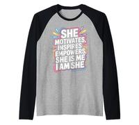 She Motivates Inspires Empowers She Is Me I Am She - Camiseta Manga Raglan