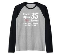 She Still Puts Up with Me 35 Aniversario de Bodas Camiseta Manga Raglan