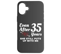 She Still Puts Up with Me 35 Aniversario de Bodas Carcasa para iPhone 16 Plus