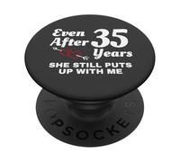 She Still Puts Up with Me 35 Aniversario de Bodas PopSockets PopGrip Adhesivo