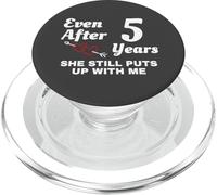 She Still Puts Up with Me 5 Aniversario de Bodas PopSockets PopGrip para MagSafe