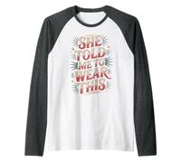 She Told Me To Wear This Chistes de Pareja de Novios |- Camiseta Manga Raglan