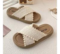 Shein 1 par de chanclas para niños de verano de gran . La parte superior está hecha de tela tejida beige con una textura fina, y el cuello está decorado con
