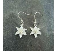 Shein 1 par de pendientes de flor blanca, pendientes florales de lirio delicados de estilo bohemio minimalista, diseño inspirado en la naturaleza hecho a ma