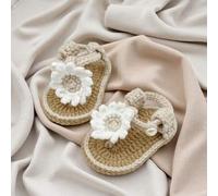 Shein 1 par de sandalias hechas a mano para bebé, con patrón de margarita a crochet, en color amarillo y blanco, con decoración de botón de perla