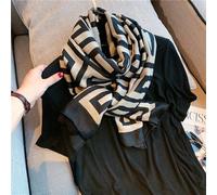 Shein 1 pieza Accesorio para mujer de playa Bufanda grande con estampado de cuadros de satén suave y amigable con la piel para protección solar en primavera