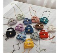 Shein 1 pieza Bolso de mano de mujer con correa de tela de patrón de ganchillo hecho a mano, bolso terminado de tejido a mano de moda DIY, bolso cuadrado mi
