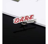 Shein 1 pieza Broche creativo con letra geométrica DARE, pin de solapa de metal esmaltado de aliento valiente, nuevo artículo unisex, accesorio para camisa,