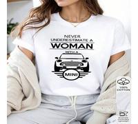 Shein 1 PIEZA Camiseta de mujer de manga corta 100% algodón con gráfico que dice "Nunca subestimes a una mujer con un mini coche"