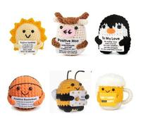Shein 1 pieza Muñeco de peluche con diseños tejidos a mano de abejas, pingüinos, terneros y el sol. Las palabras de energía positiva y aliento también puede