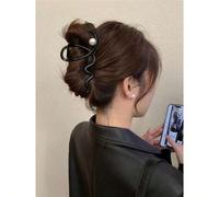 Shein 1 pieza Pasador de pelo con perla falsa de onda exquisita en negro, diseño único, sensación de alta gama, adecuado para uso diario, el último pasador