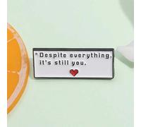 Shein 1 pieza Pin de esmalte personalizado 'A pesar de todo, sigues siendo tú' con texto creativo como broche de amor expresivo, distintivos de solapa, joya