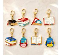 Shein 1 pieza/Varias piezas Colgante de mochila unisex con elementos de regreso a la escuela, libro, sombrero de doctor, papelería, aleación y gota de aceit