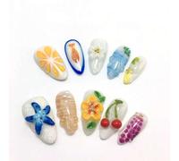 Shein 10 pegatinas de uñas con forma de almendra hechas a mano. Las pegatinas de uñas están decoradas con diversos elementos como pegamento con modelado tri