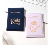 Shein 2 piezas Portapassaporte de pareja a juego para viajes al aire libre con letras en relieve doradas que dicen "Rey y Reina", funda de pasaporte de piel