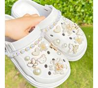 Shein 20 piezas de dijes para zapatos DIY con cadena de perlas blancas y doradas, flor grande de perlas, oso, mariposa y corazón, accesorios desmontables pa