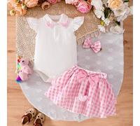 Shein 3 piezas Pelele blanco con cuello polo, mangas con volantes y aplicación de mariposa 3D y botones en el bajo; Falda de cuadros rosas con volantes y la