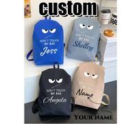 Shein Adecuado para uso diario. Una mochila de unicolor que se puede personalizar con un nombre personalizado o saludos festivos. Impresa con las palabras "