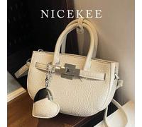 Shein Bolso de diseño de nicho, de moda y sencillo, con estampado de lichis, bolso de hombro versátil para uso diario, elegante y retro, con colgante con fo