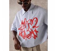 Shein Camisa de manga corta con botones y estampado de arte grafiti de diseñador, ropa urbana casual de verano, sobrecamisa de mezcla de algodón, cuello clá