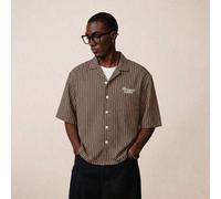 Shein Camisa de manga corta con rayas de hormiga teñida de hilo para hombres, serie STYNVO con letras en relieve, estilo clásico, adecuada para ocasiones fo