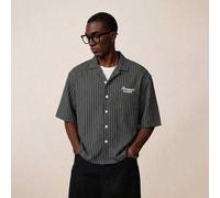 Shein Camisa de manga corta con rayas de hormiga teñidas de hilo para hombre, serie STYNVO con letras en relieve, estilo clásico, adecuada para ocasiones fo