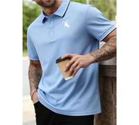 Shein Camisa polo de manga corta azul claro para hombre con estampado de jinete de caballo blanco, cuello con rayas azul marino, prenda casual versátil para