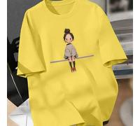 Shein Camiseta ajustada casual de mujer de talla grande con imagen impresa de una niña pequeña sentada en una silla usando un abrigo acolchado, verano