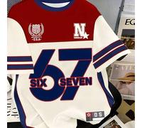Shein Camiseta básica corta de niño con estampado gráfico de número 67, estrella de cinco puntas, rayas rojas y beige, lema y letra, cómoda y de estilo bási
