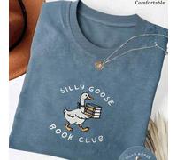 Shein Camiseta con cuello redondo bordada "Club del Libro de la Ganso Tonta" para mujeres, camiseta cómoda de color para lectores, regalo para amantes de lo