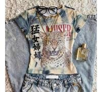 Shein Camiseta corta y ajustada de manga corta con estampado de leopardo, letras y efecto tie-dye, de estilo callejero vintage y sexy que deja ver el omblig