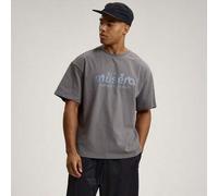 Shein Camiseta de cuello redondo de manga corta con hombros caídos y estampado gráfico en el pecho "DEFINED BY DESIGN", Esencial de invierno