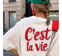 Shein Camiseta de manga corta casual para mujer de talla grande con estampado de frase en cursiva roja "C'est La Vie" - Camiseta gráfica blanca de corte hol