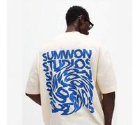 Shein Camiseta de manga corta con cuello redondo y ajuste regular, con gran estampado gráfico en la espalda y pequeño detalle de logotipo en la parte delant