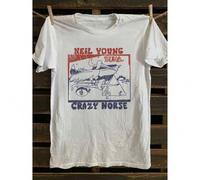 Shein Camiseta de manga corta con cuello redondo y estampado de letras de Neil Young, estilo pelícano pintado a mano para hombre