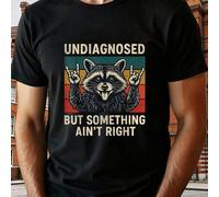 Shein Camiseta de manga corta de cuello redondo casual para hombres, impresa con un patrón de mapache, un gesto de mano y el texto "Sin diagnóstico, pero no