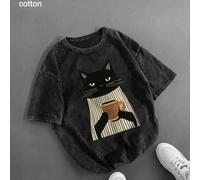 Shein Camiseta de manga corta de cuello redondo informal para mujer de talla grande, con un gato negro con un jersey de cuello alto a rayas sosteniendo una