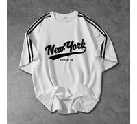 Shein Camiseta de manga corta estilo deportivo casual para hombres con correa negra decorada y gráfico de la letra Brooklyn New York, adecuada para la escue