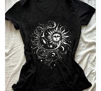 Shein Camiseta de mujer de cuello en V negro de manga corta, estética grunge Y2K, gráfico celestial de sol y luna, para uso diario y casual en la calle
