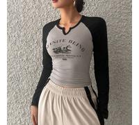 Shein Camiseta de mujer de manga larga con estampado, cuello en pico, ajuste ceñido y mangas raglán de color block. Texto: "INFINITE BEING TOUCHING MOMENT K