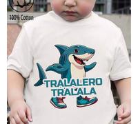 Shein Camiseta gráfica con diseño de tiburón de temática italiana para niños - Diseño "Trallalero Tralala", zapatillas azules y olas oceánicas, camiseta de