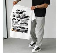 Shein Camiseta gráfica de hombre con diseño de coche de carreras y elementos de Tokio, con eslogan "Rugido del motor y fe en el drift", estilo callejero est