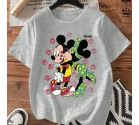 Shein Camiseta gris de manga corta informal estilo Disney, ajuste versátil de cuello redondo para uso diario, con estampado romántico de beso de Mickey y Mi