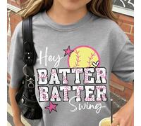 Shein Camiseta holgada con gráfico "Hey Batter Batter Swing" para niñas - Estilo casual y dulce con estampado de béisbol para el colegio