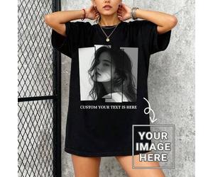 Shein Camiseta holgada para mujer con texto y patrón personalizado, sube tu foto/foto de grupo/foto de tu mejor amiga, reunión familiar de verano en negro