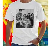 Shein Camiseta Hombre Casual Formal Four People Sitting on Couch in Black and White Photo Estilo Moderno Comodidad Diaria Oferta Exclusiva Para Trabajo y Oc